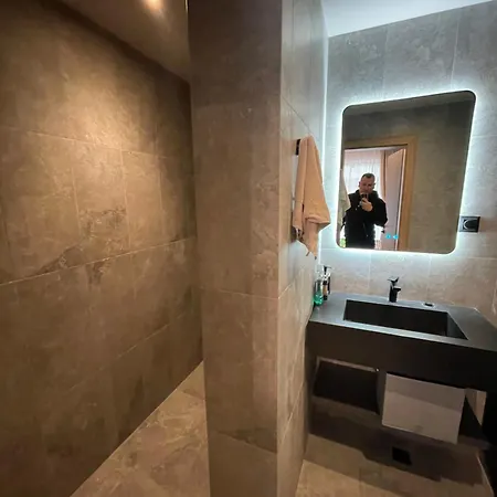Luxurious, Modern And Spacious For Up To 4 With Private Office At Secret Garden, Life Apartmán *